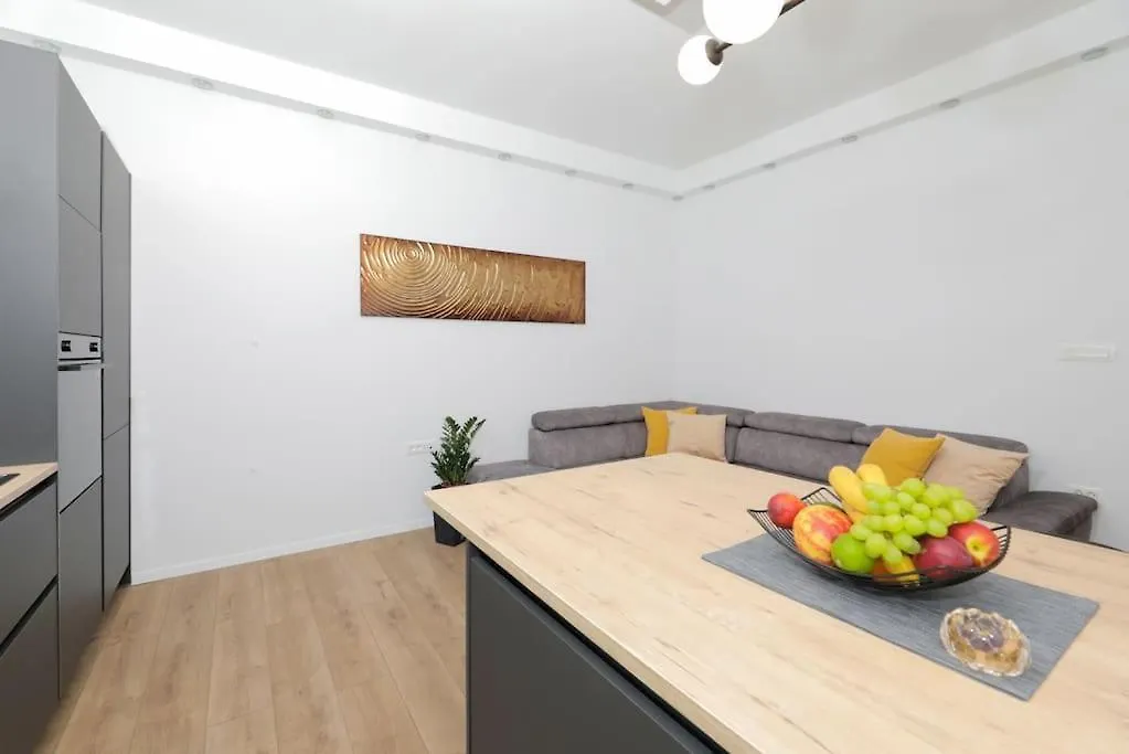 Tata Apartment Split 0*,